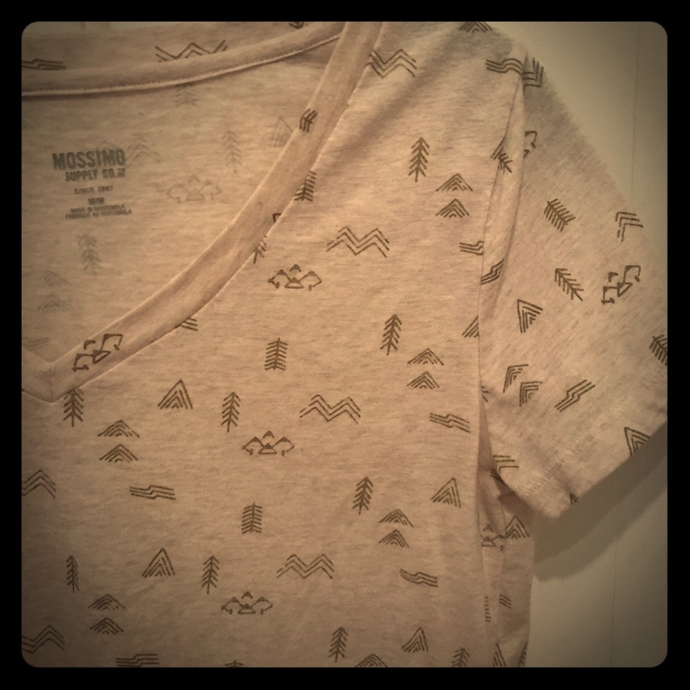 Mossimo cream & gold pattern vneck tee